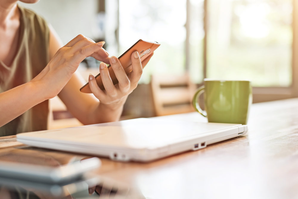 Frau benutzt ein Smartphone