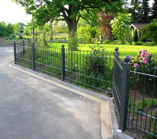 Schmuckzaun mit Kugelkappe